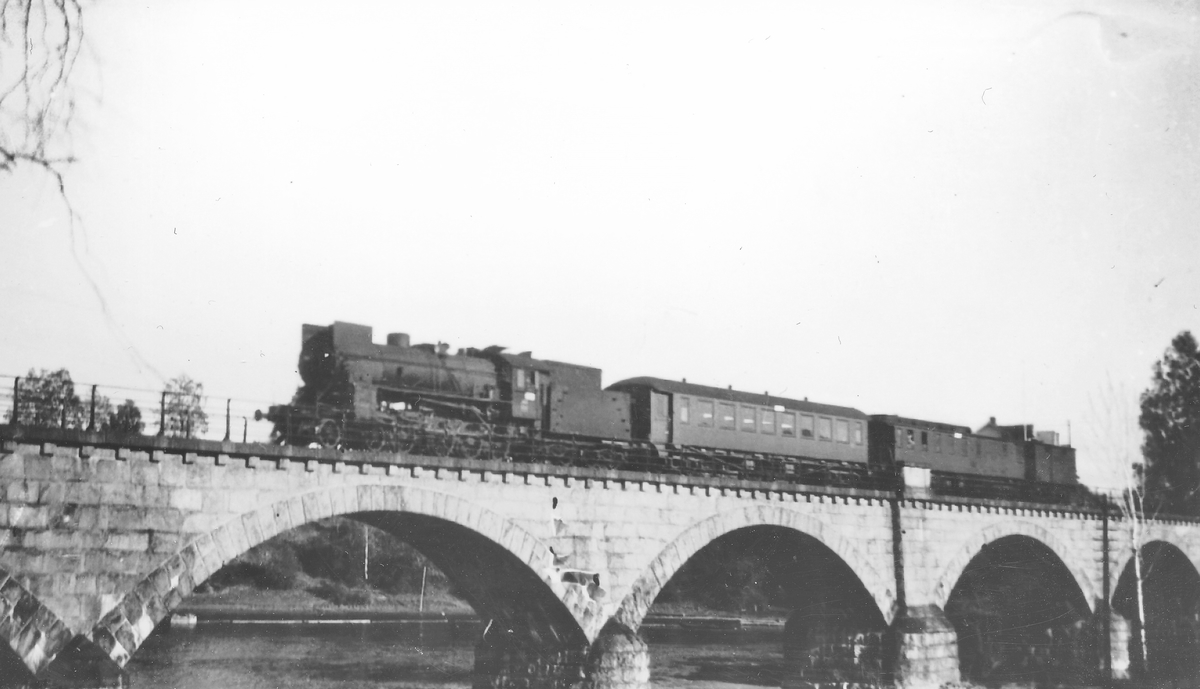 NSB damplok type 31b med persontog fra Roa på Begna bru