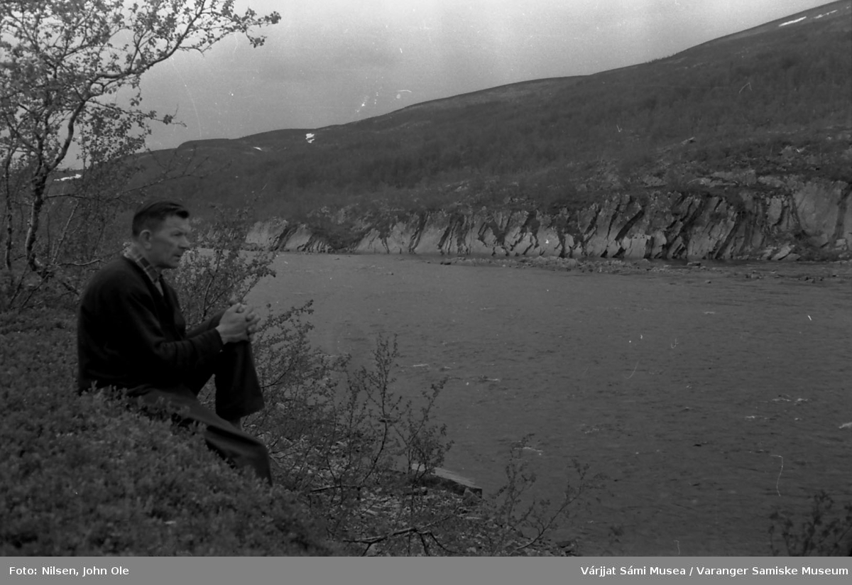 John Ole Nilsen sitter og skuer ut over en stor elv. Ukjent sted 9. juli 1966.