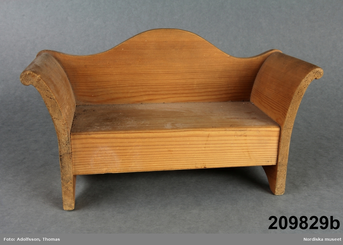 Huvudliggaren:
"Dockmöbel, trä, målad. bord, soffa, 2 stolar och kommod. Tillverkad i Eds sn, Uppland, på 1870-talet."
a) Bord
b) Soffa
c:1-2) 2 st stolar
d) Kommod.Inventering Sesam 1996-1999:
L  23   H 14,5   B 14,5  (cm) - bord
a) Bord av obehandlad furu, rektangulär skiva, raka ben. Påteckning i blyerts under skivan "Elisabeth Thorman"  L  23 H  14,5  B 14,5  (cm).
b) Soffa.
c1) Stol, stegstol, av furu, två reglar i ryggen, träsits, runda ben och ryggstolpar. Under sitsen blyertsskrift "Elisabeth". Samma mått som 
c:2) Stol, stegstol, av furu, två reglar i ryggen, träsits.  H 17,5  B 8,8  Dj 8,3  (cm).
d) Kommod.
Enligt HL tillverkad av en snickare i Ed socken i Uppland, 1870-talet. 
Vid inventering 1996 saknades b, c2 och d.
Birgitta Martinius 1996
Charlotta Dobson Hofman feb 1998