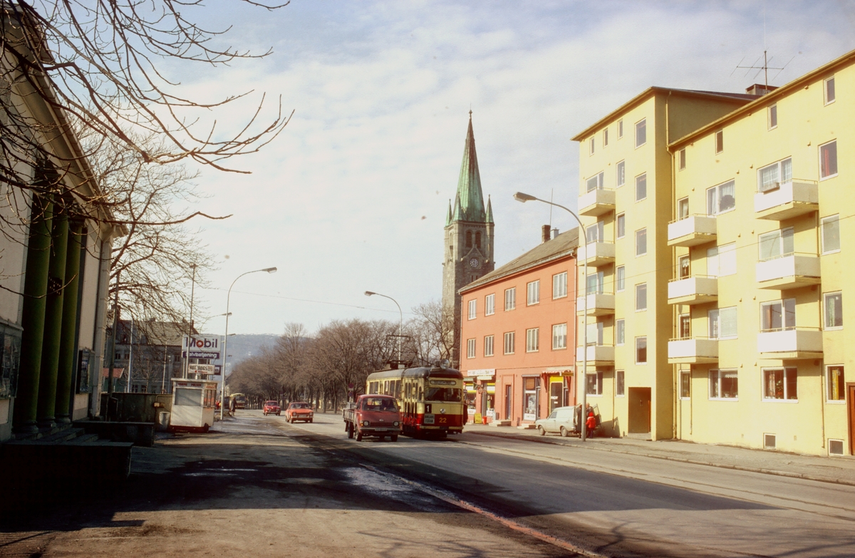 Innherredsveien på Lademoen. Lademoen kirke i bakgrunnen. Trondheim trafikkselskap vogn 22 på vei mot Voldsminde. Mobil bensinstasjon.