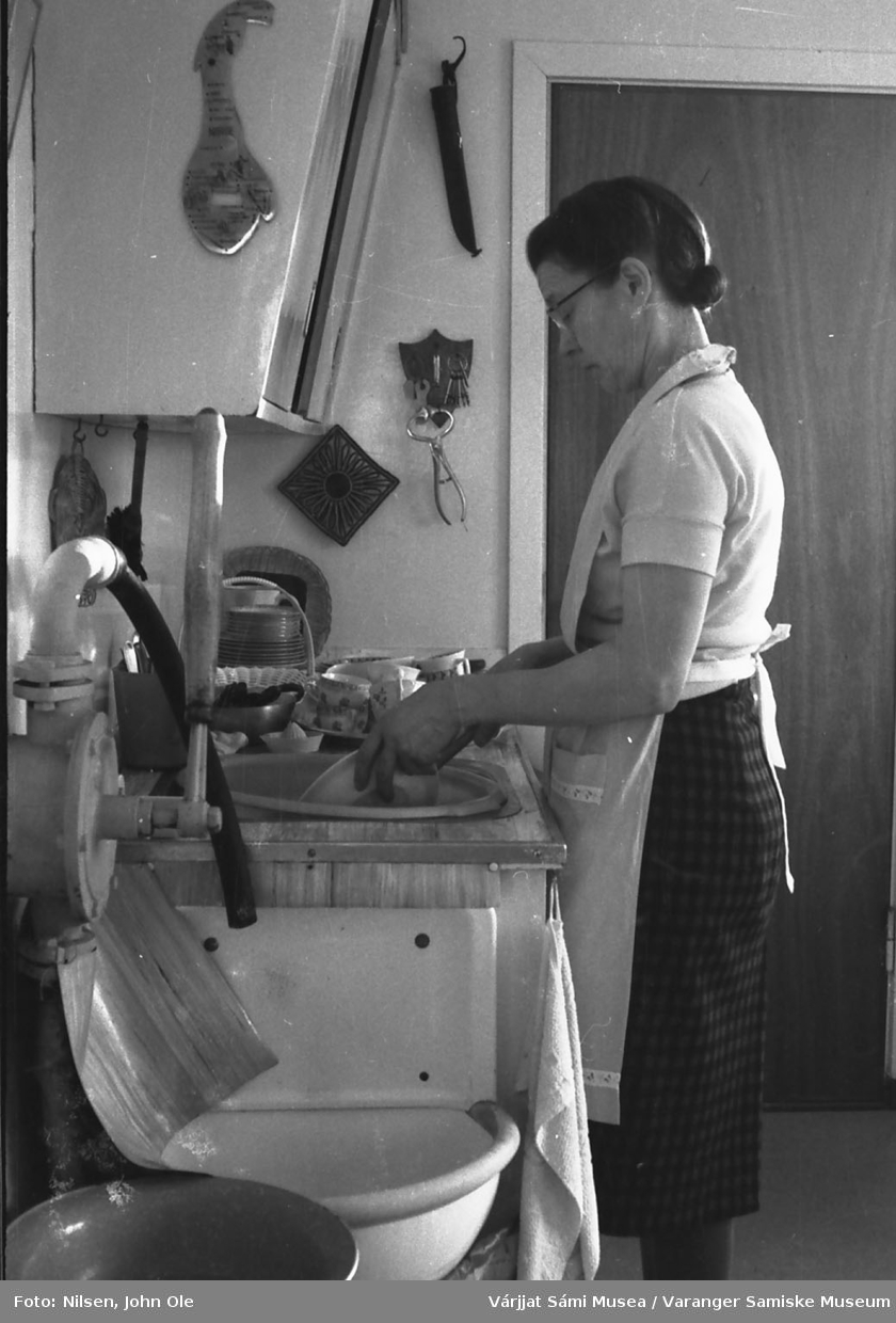 Signe Nilsen holder på med oppvasken hjemme på kjøkkenet i Bunes. 1967.