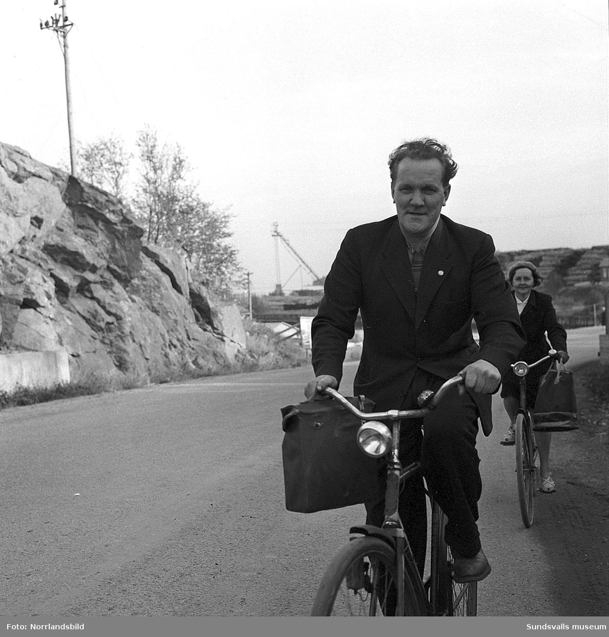 En man och en kvinna på sina cyklar vid Essviks sulfitfabrik.