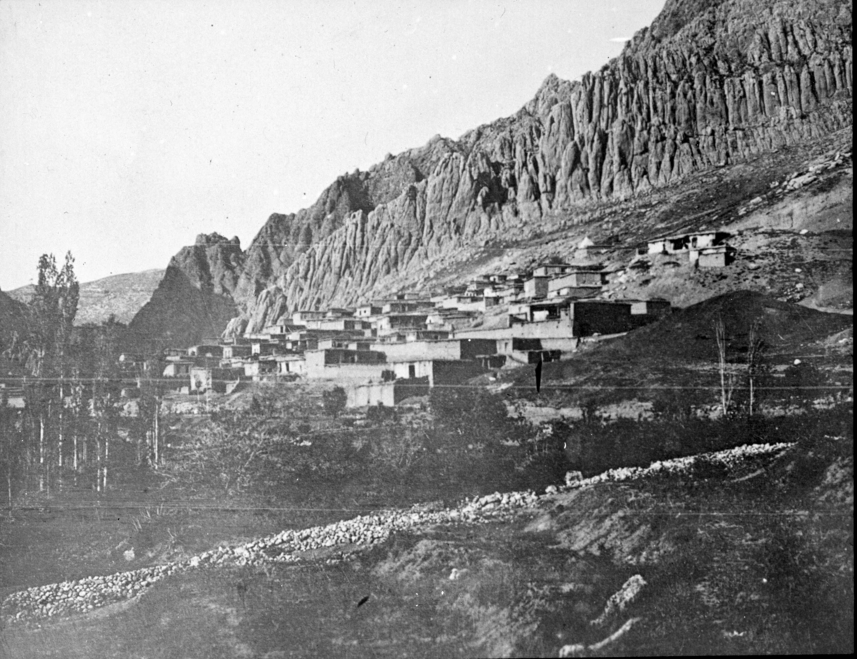"Byn Sivend (här är också telegrafstation)". "Från Chiraz-expeditionen [Shiraz] i mars 1913" - kanske det ska vara 1912? Låg bebyggelse på slänt nedanför ett berg.