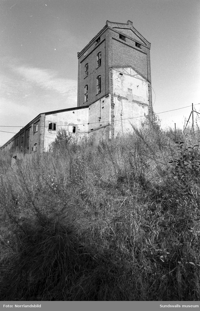Bilder från den nedlagda men ännu inte rivna gamla sulfitfabriken i Essvik. Exteriörer och interiörer.