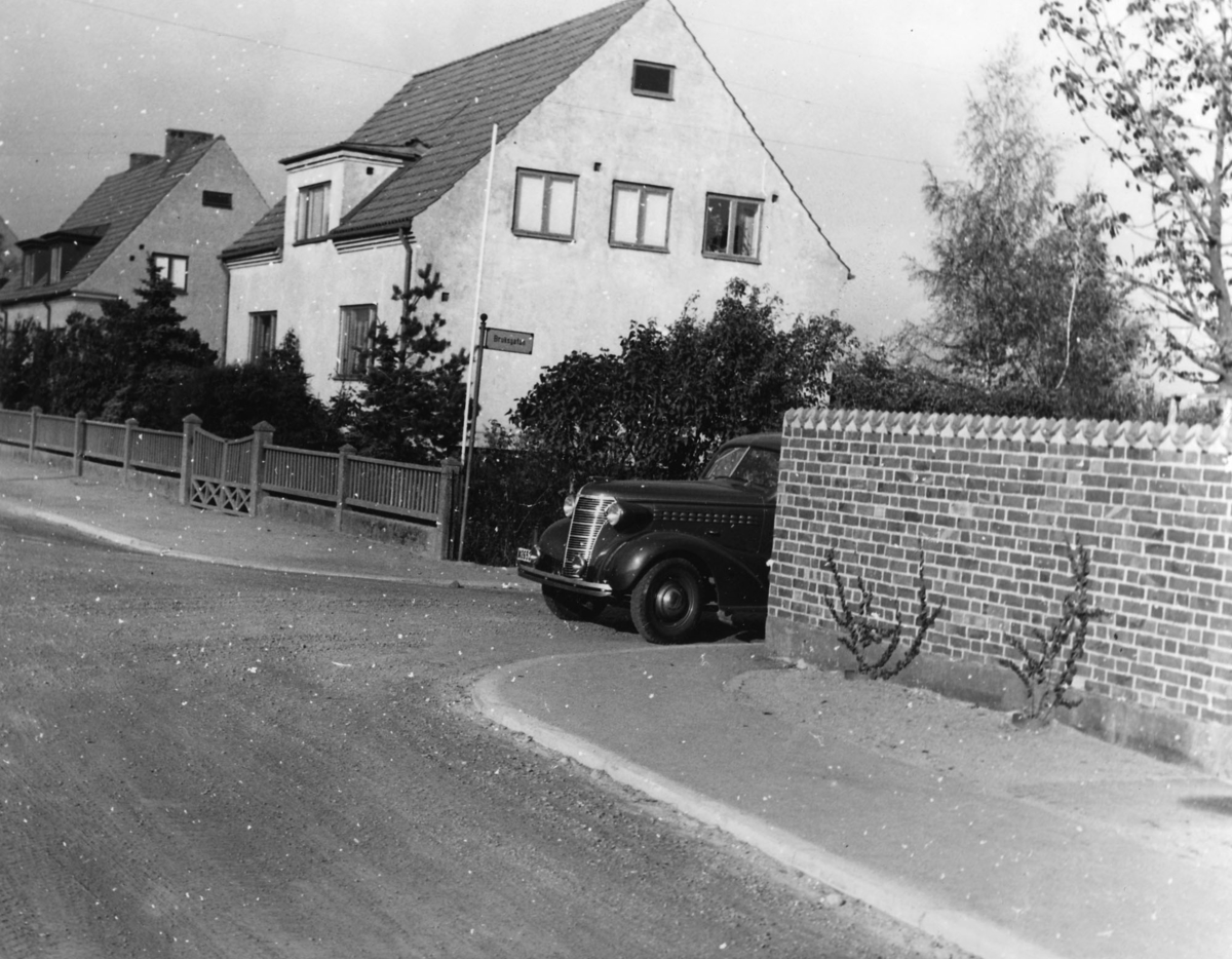 Västra Vallgatan – Bruksgatan, Trafikfälla i Trelleborg 25 oktober 1951, röda muren till höger tillhör Frans Malmros hus, Atelier Johnson Kontinentgatan 9 tel 663.