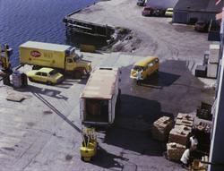 Varer lastes på en lastebil på kaia utenfor Bothnerfabrikken