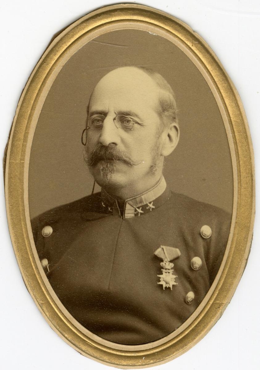 Porträtt av Edgar Julius Eneström, överstelöjtnant vid Jönköpings regemente I 12.
Se även AMA.0013867.
