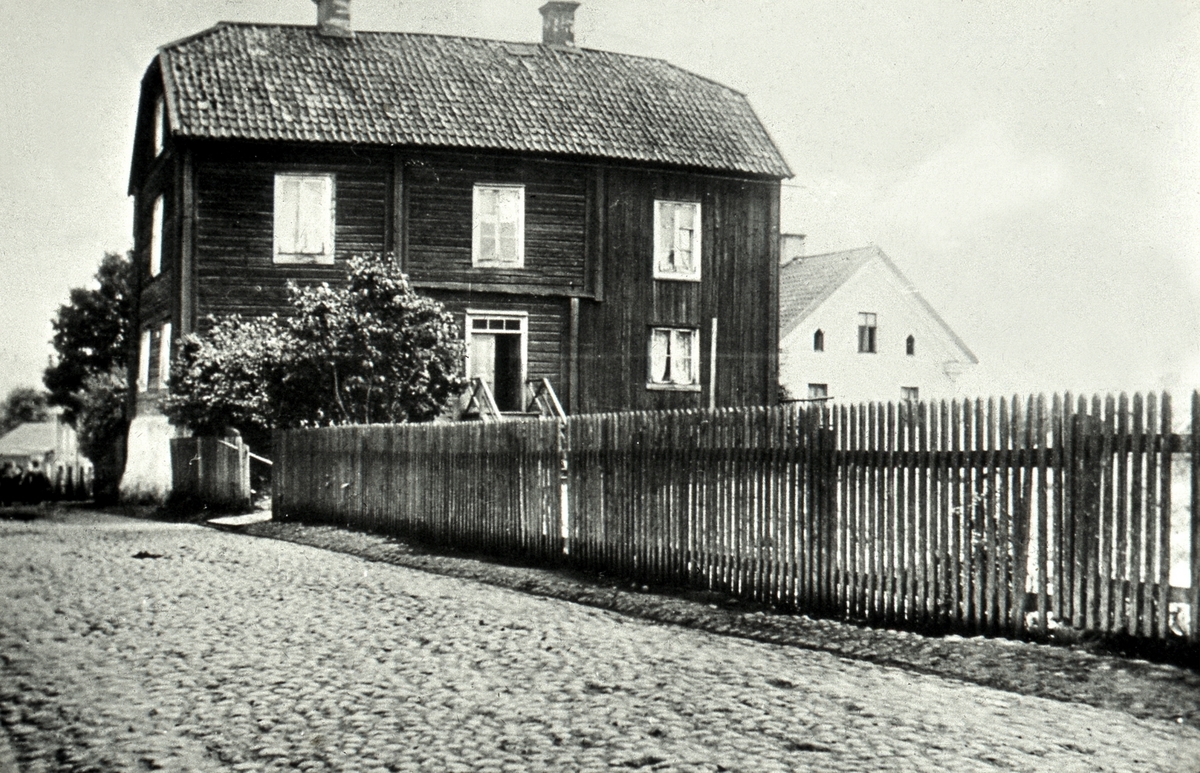 Huset 'Blåsut'/'Kolumbus hus' låg framför nuvarande Olaus Petri kyrka.

Bilden är felvänd.