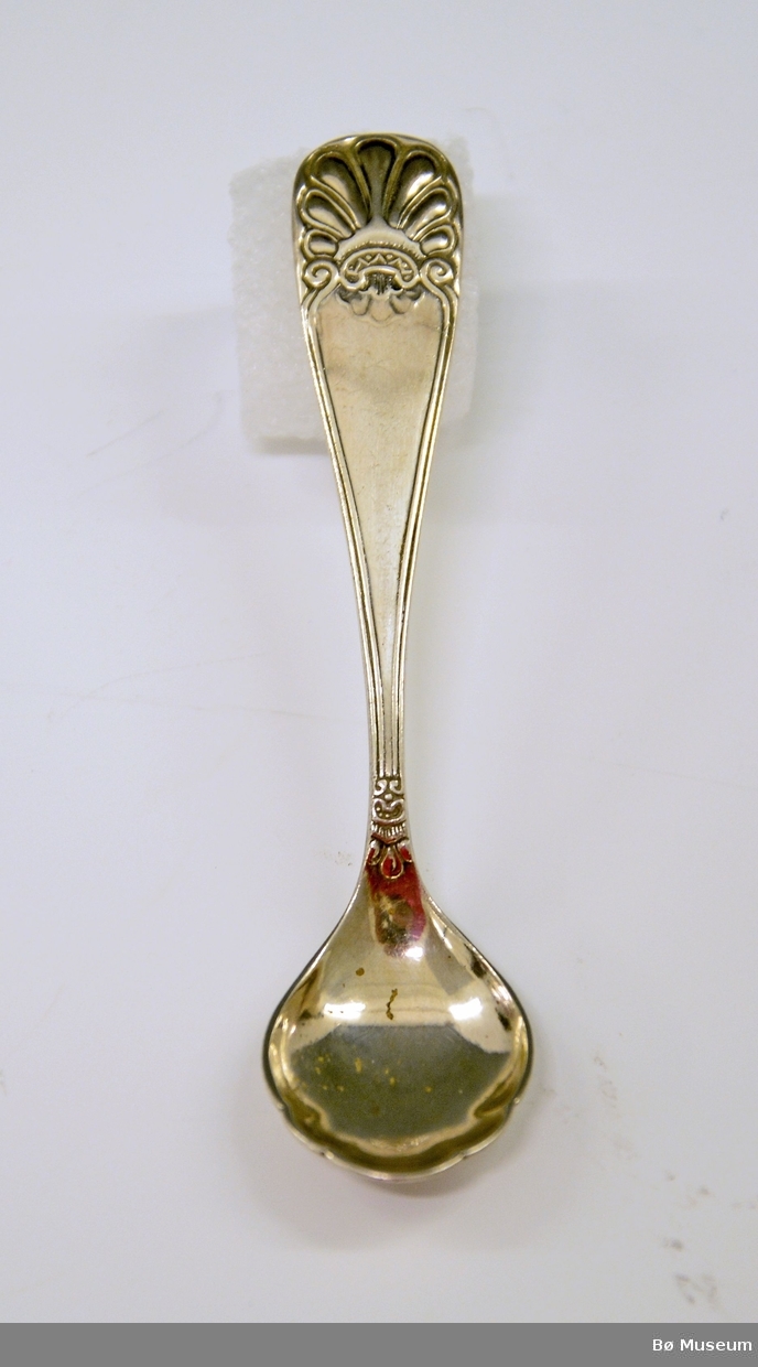 Liten sølvskje, med innskrift på baksiden:
"Skiløpning - Gudrun - 1931"
Stempel: 830 S - NM (Norsk Mønster?)