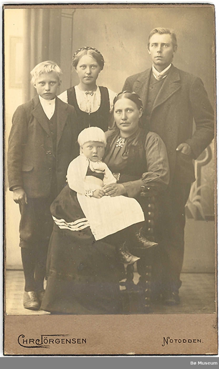 Familiegruppe i atelier; Gjertine og Tor Hegna, Gvarv, med barna Gunhild, Alfred og Else