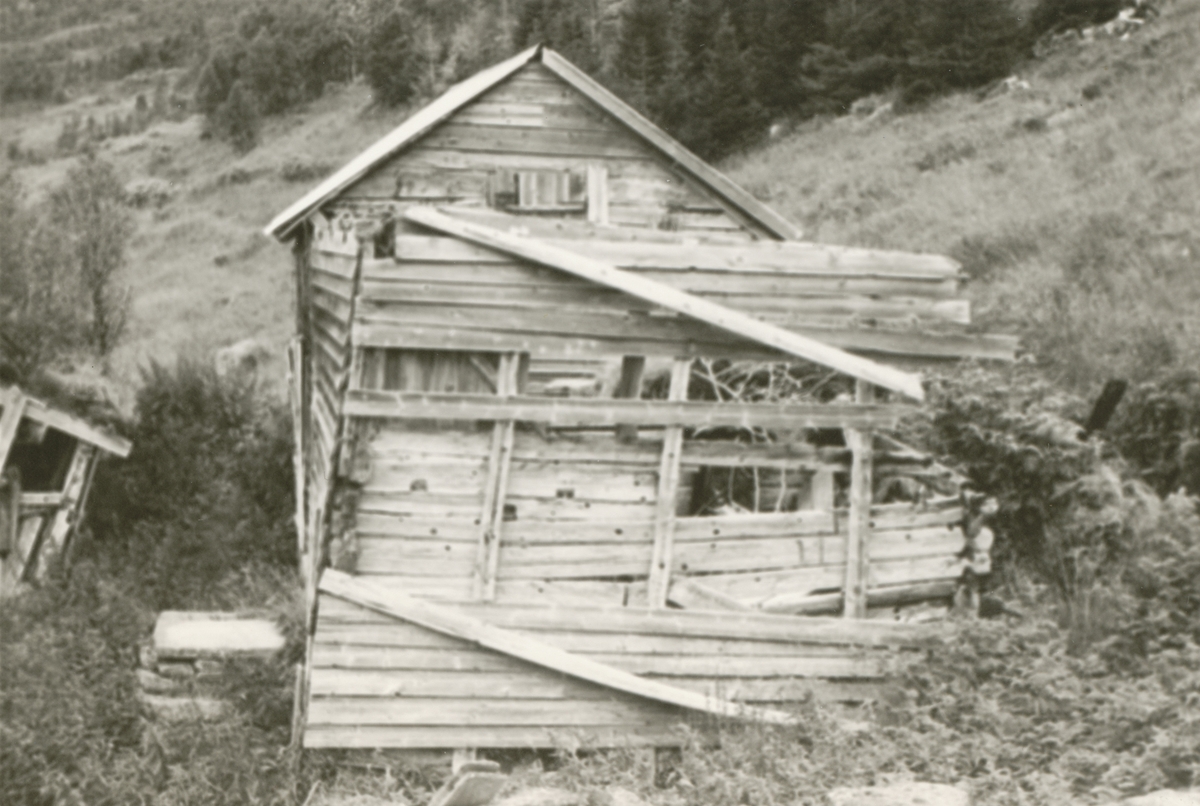 Dokumentasjonsbilder i serie av noen gamle bygninger og hustufter i Gomsdalen i Geirangerfjorden.