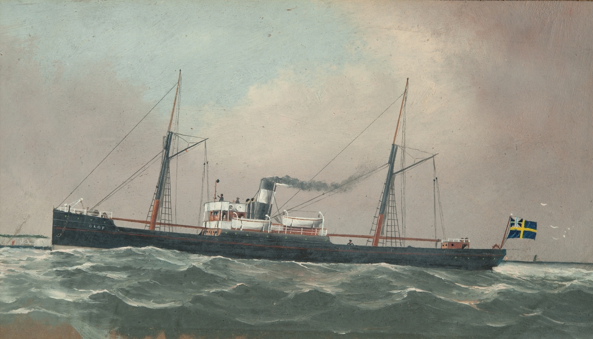 Ångfartyget OLOF visande babord sida. Svart skrov, vitt band på skorstenen och svensk unionsflagg akterut.