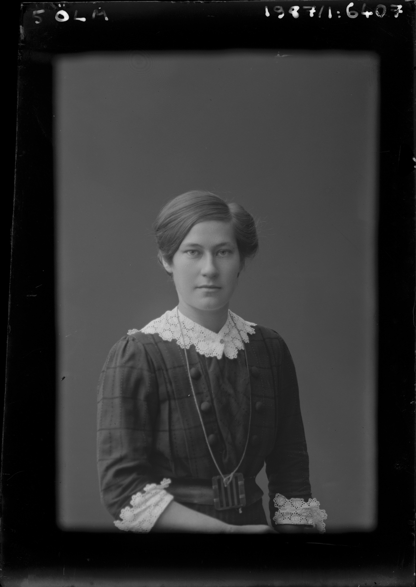 Porträtt från fotografen Maria Teschs ateljé i Linköping. 1915.
Beställare: Emmy Löf.