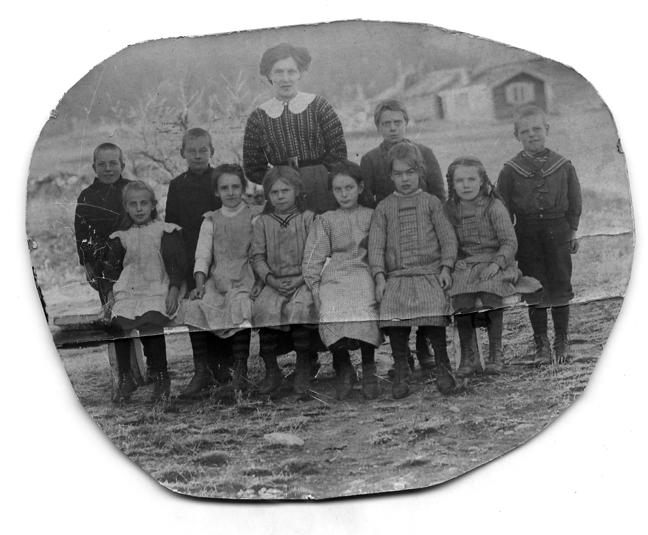 Gunna Otnes' første elevkull på Otnes småskole 1911