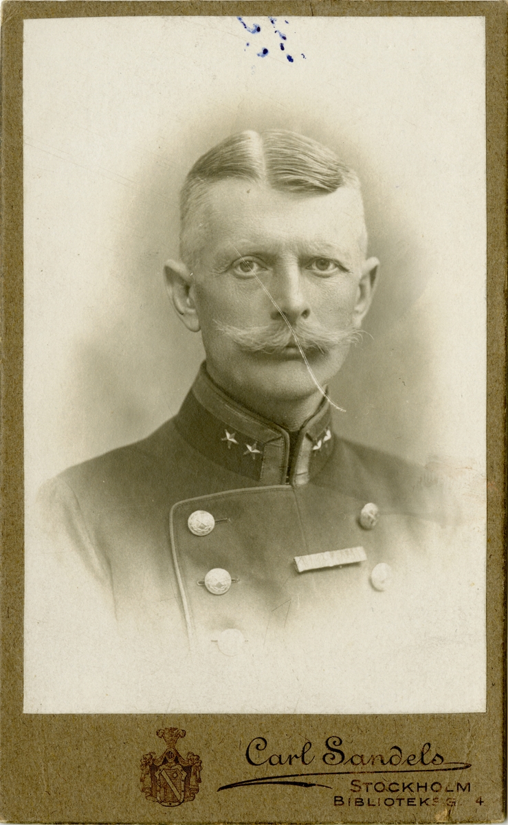 Porträtt av Otto Magnus Francke, officer vid Wendes artilleriregemente A 3.
Se även AMA.0007335, AMA.0007266, AMA.0009474 och AMA.0007235.