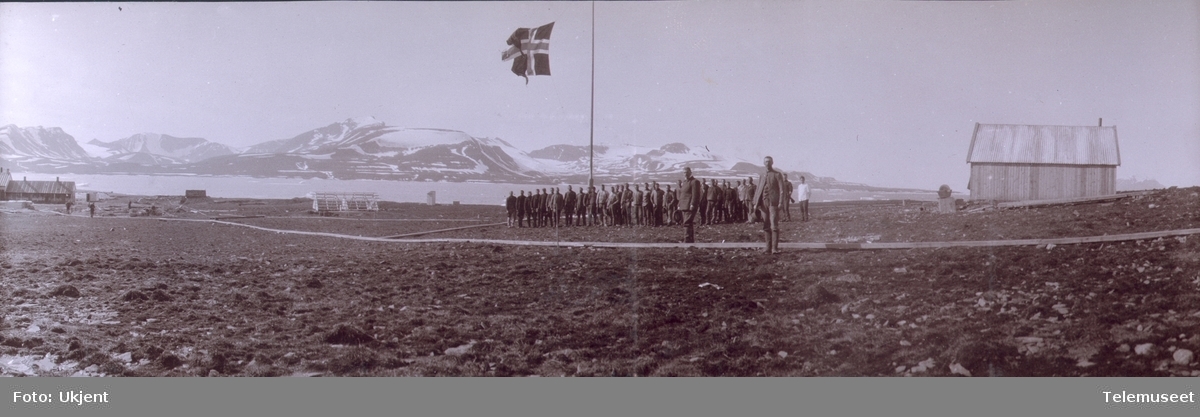 Heftyes reise til Svalbard og Ingø. Spitsbergen radio. Første flaggheising 23.07.1911.