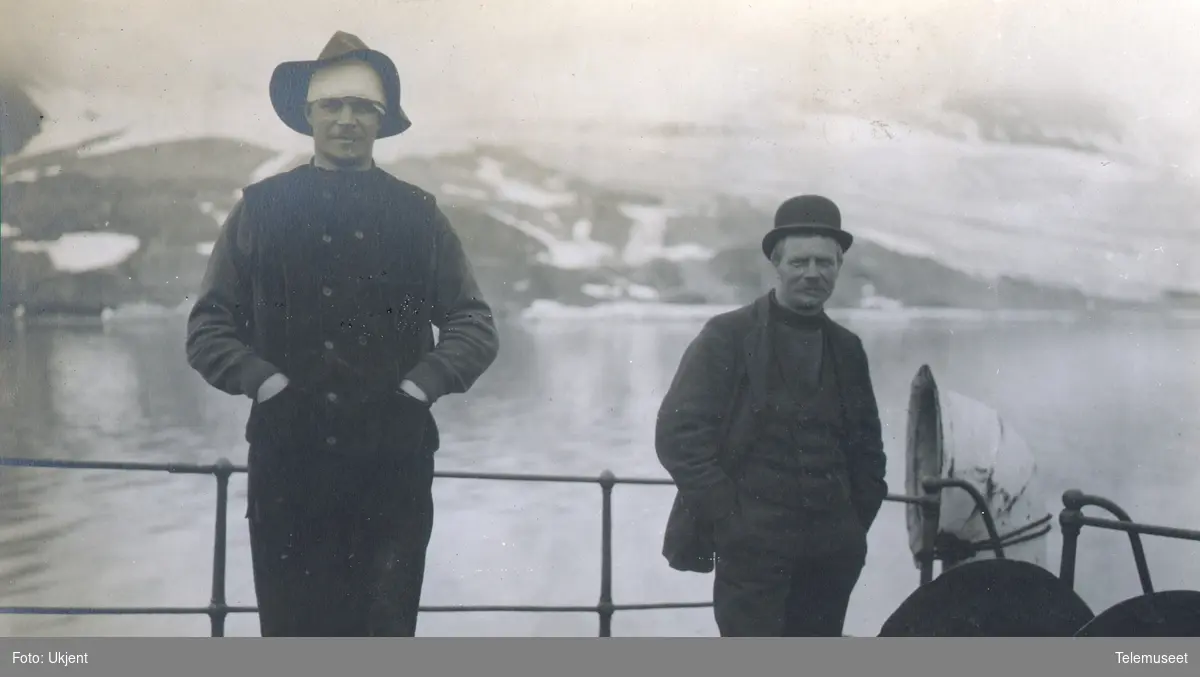 Heftyes reise til Svalbard og Ingø. 
Skip, Nordishavet, gruppebilde "to svenske forbrydere" 