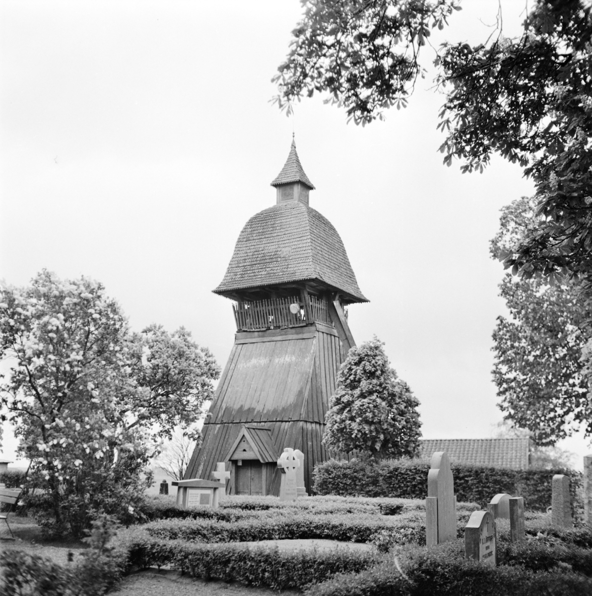 Vy mot kyrkogården och klockstapeln vid Sparrsätra kyrka, Uppland 1968