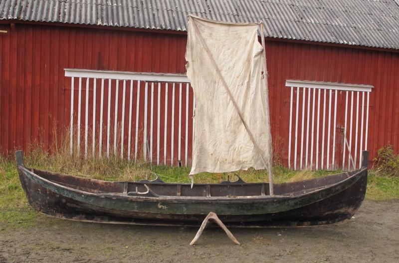 Gammel innherredsbåt med stamnsegl. (Dette står riktignok i tofta og ikke i stevn). Denne båten er litt større enn en to-kne færing. (Foto/Photo)