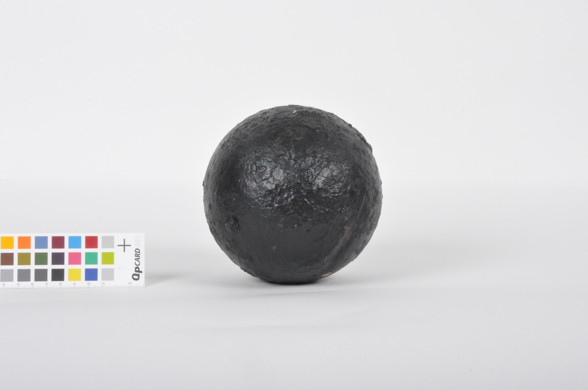 Kulen er rund og sort og har knudrete overflate. Noe gjennomslag av rust.