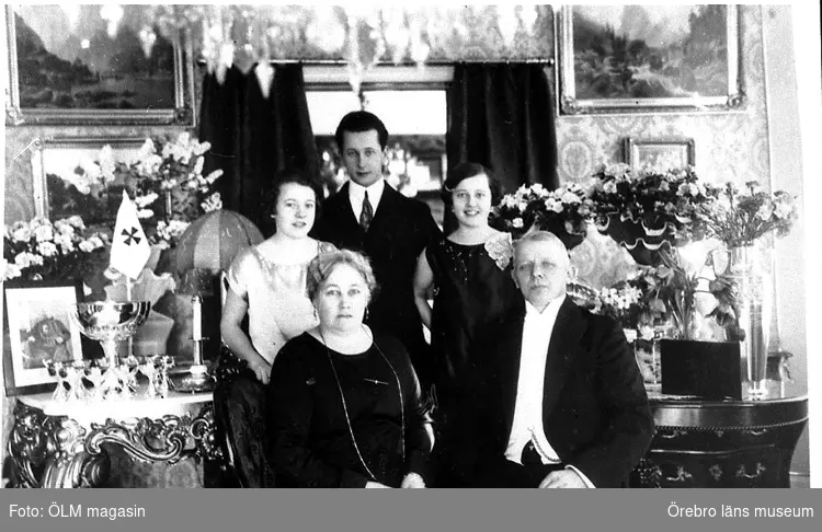 Ida Natalia Israelsson med make August Heribert Israelsson med barnen Margareta, Martin och Lonny. Fotot är taget i familjens hus Choise, Örebro 1936 i samband med att Israellssons 50 års dag.