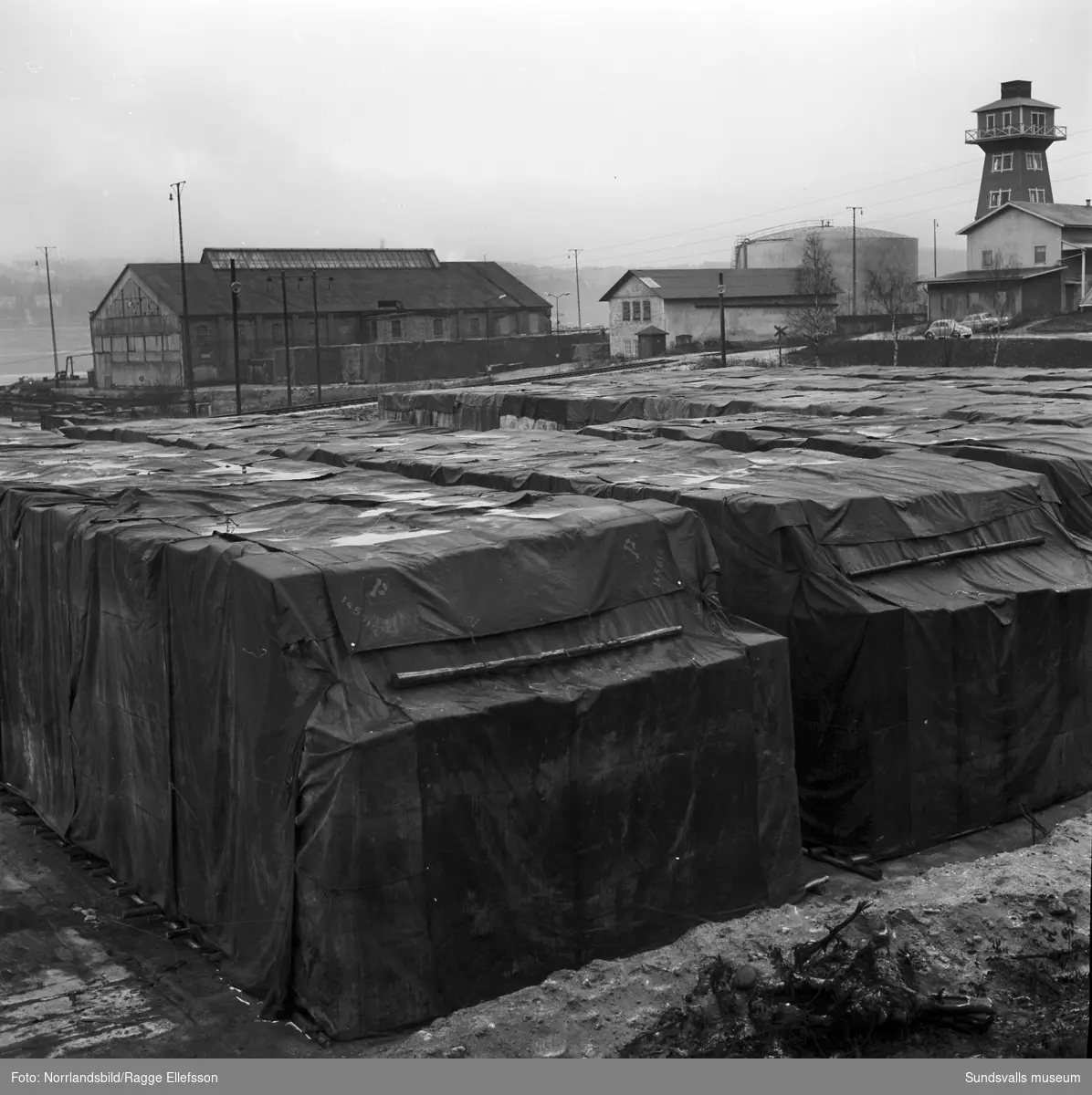 Stora massalager utomhus vid Svartviks sulfitfabrik.
