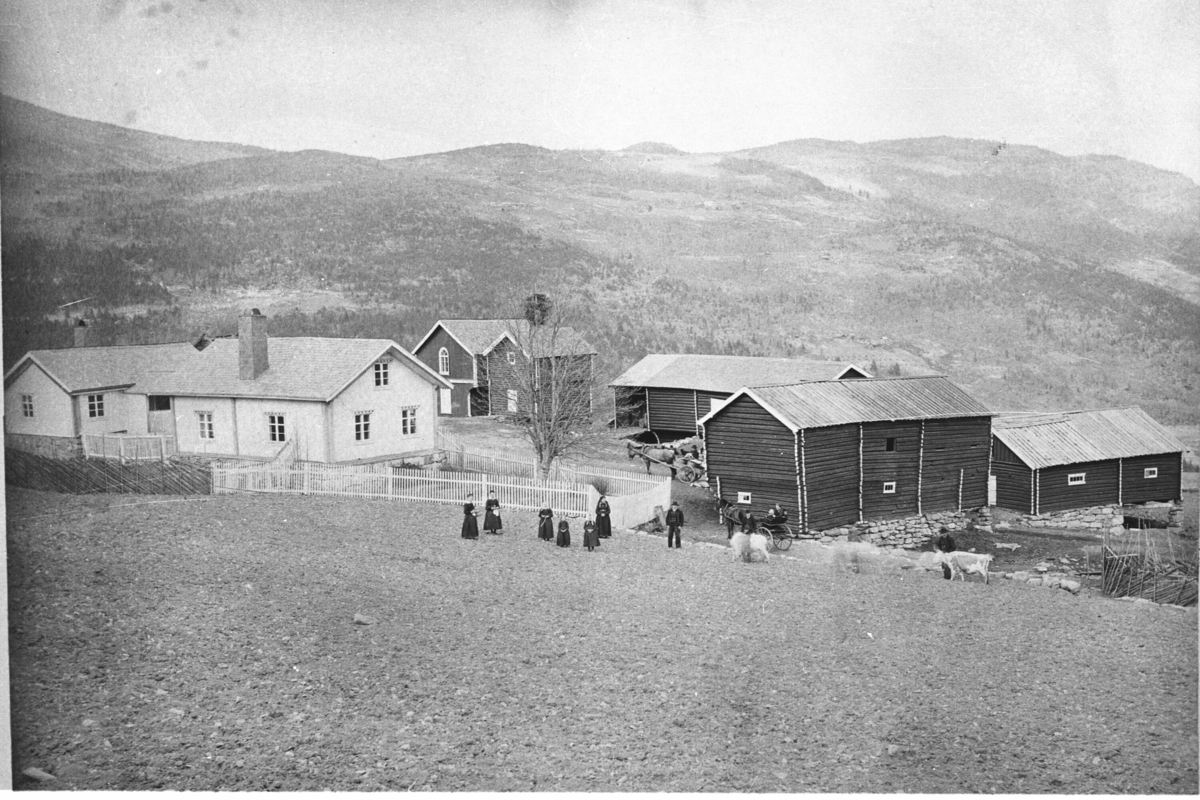 Søre Kjednbal (kinneberg) før 1892 (i permen: 189.)Søre Kjednbal (Kinneberg). Gardstun, Folk, hest og kjerre, kyr, stakittgjerde, skigard.