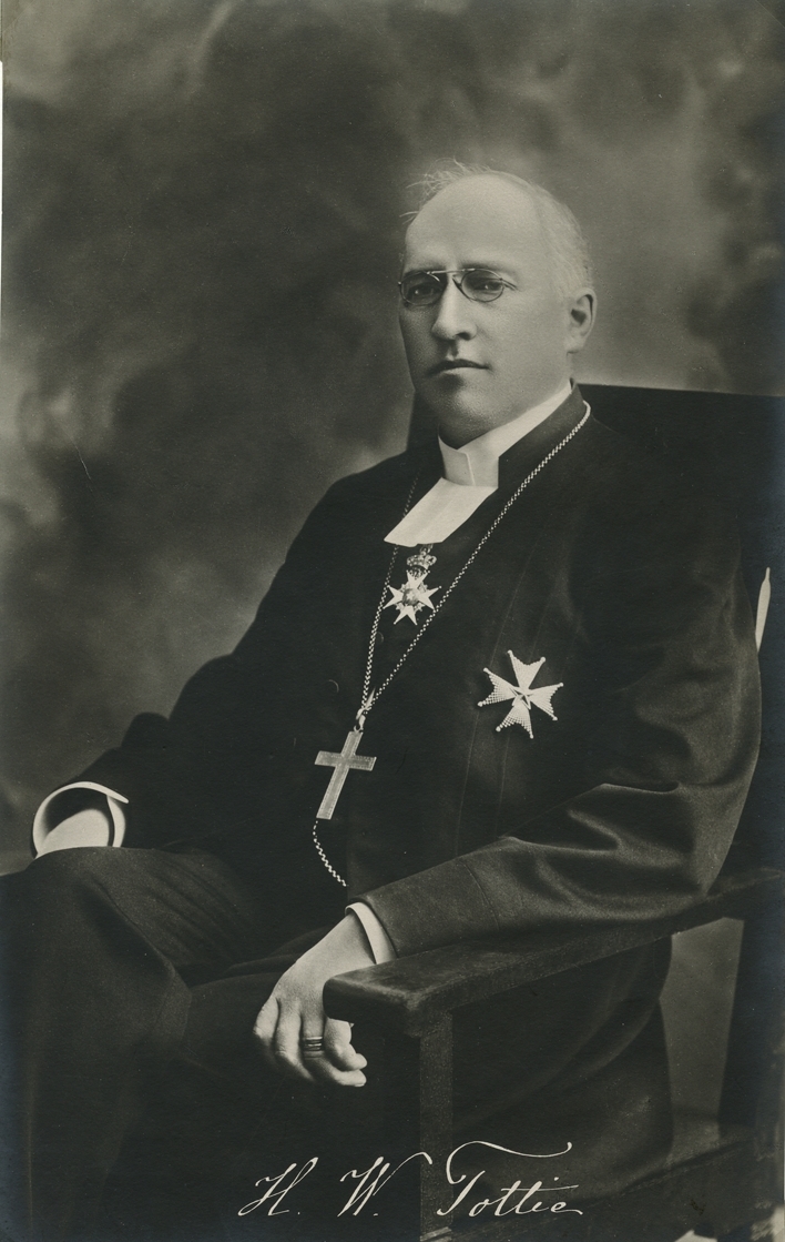 Henry William Tottie, biskop. Född 1856, död 1913. Biskop i Kalmar 1900-1913. Siste biskopen i Kalmar stift. Detta foto användes som förlaga till det porträtt i olja som målades och hängdes upp i läroverket.