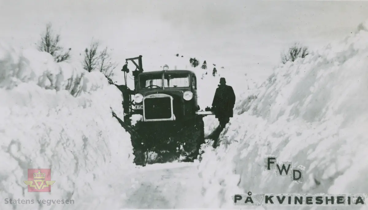 FWD lastebil kjennetegn K-7367. Sannsynligvis vinteren 1937.  Mye snø og høye brøytekanter på Kvinesheia.  Ref. til "Vegvesenets redskaper og maskiner 1941," av overingeniør Johs. Eggen. Se vedlegg i Nedlastinger. 

25.08.2016: "K-7367 må være registrert ikke lenge etter at redaksjonen for Norges Bilbok 1935 ble avsluttet, sannsynligvis våren det året, siden høyeste nr. i K-7000 serien der er 7319."