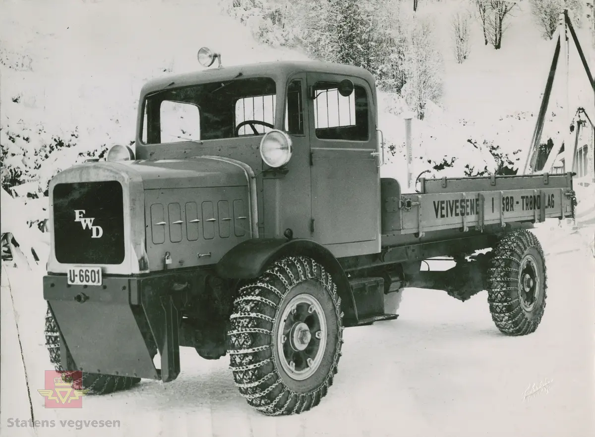 Veivesenet i Sør-Trøndelag.  FWD lastebil 1937 med kjennetegn U-6601. Kjettinger på framhjul og bakhjul.