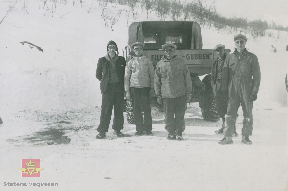 FWD lastebilen "Filefjell-Gubben" ble innkjøpt av JVB  i 1936. Den til da kraftigste i landet. Vegfolk kom da også fra fjern og nær for å bivåne brøytingen, og for å se og lære. Etter en tøff vinter 1936-1937 mottok Colbjørnsen brev fra A/S Jotunheimen og Valdresruten Bilselskap  30.04.1937, hvor de sier seg meget fornøyd med bilen de kjøpte før jul i 1936. Jf. boka "Familiefirmaet-utenom allfarvei/2000 Årsboken." Colbjørnsen & Co A/S. 
 "A/S Jotunheimen og Valdresruten Bilselskap (JVB) ble etablert i 1919 og har vært selve livsnerven gjennom Valdresbygdene. "Filefjell-Gubben" ble satt inn i arbeidet med å holde Filefjellvegen oppe. Med felles innsats og arbeid fra Staten og selskapets side, lykkes det å holde Filefjellvegen farbar for vintertrafikk vinteren 1936-1937, den første fjellovergang i Norge som var åpen året rundt. " Jf. "JVB. Den spede begynnelse-A/S Jotunheimen og Valdresruten Bilselskap." Personene på bildet er ukjente.