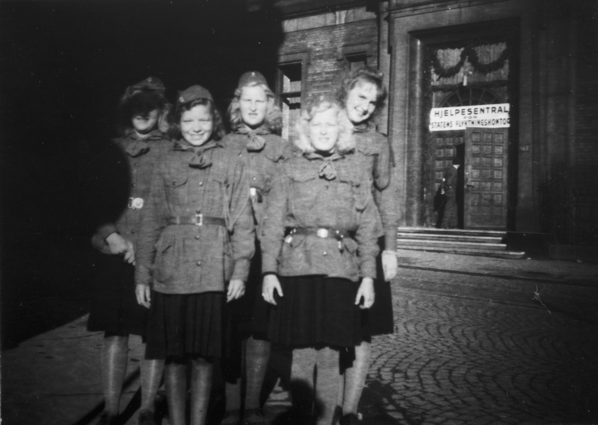 Speidere fra Vang H. på tur til Oslo  for å ta i mot kongen 7. juni 1945. F.h Oddbjørg Rogstad, Randi Berg, Jorun Sigstad, Tora Svenkerud, Gina Sigstad. Frigjøringen.
