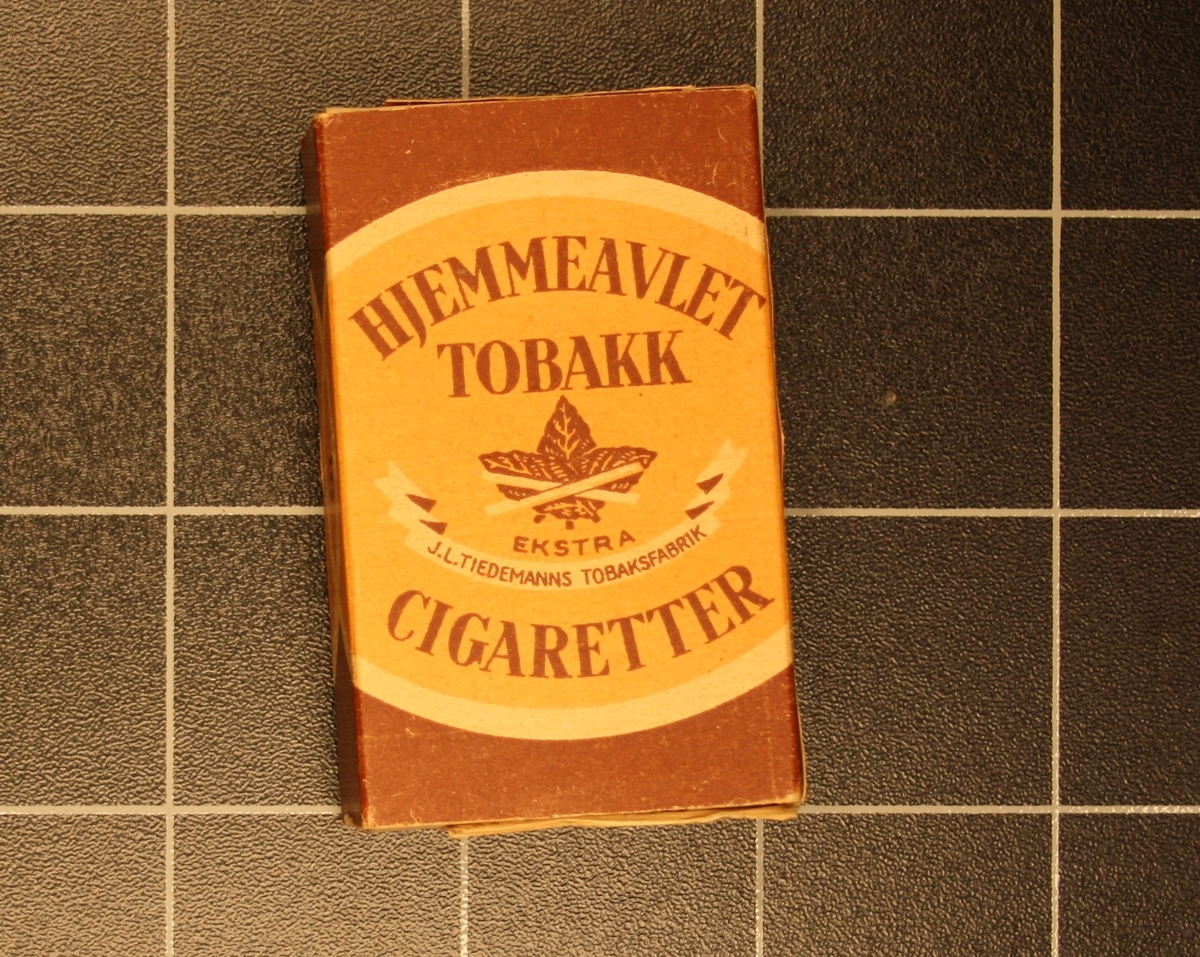 Form: Små rektangulære pappesker med Sigaretter to stk.