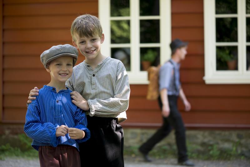 To ferieskolegutter foran Skolestua