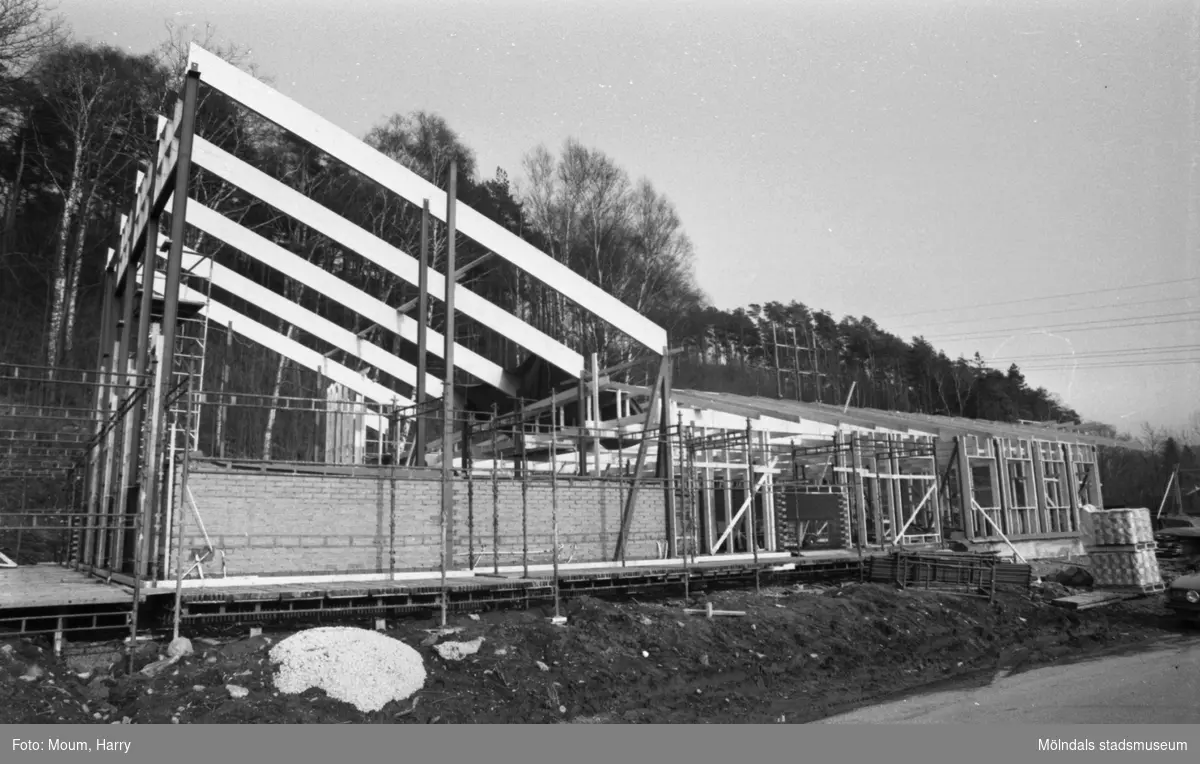 Fågelbergskyrkan i Rävekärr, Mölndal, under byggnation, år 1984.

För mer information om bilden se under tilläggsinformation.
