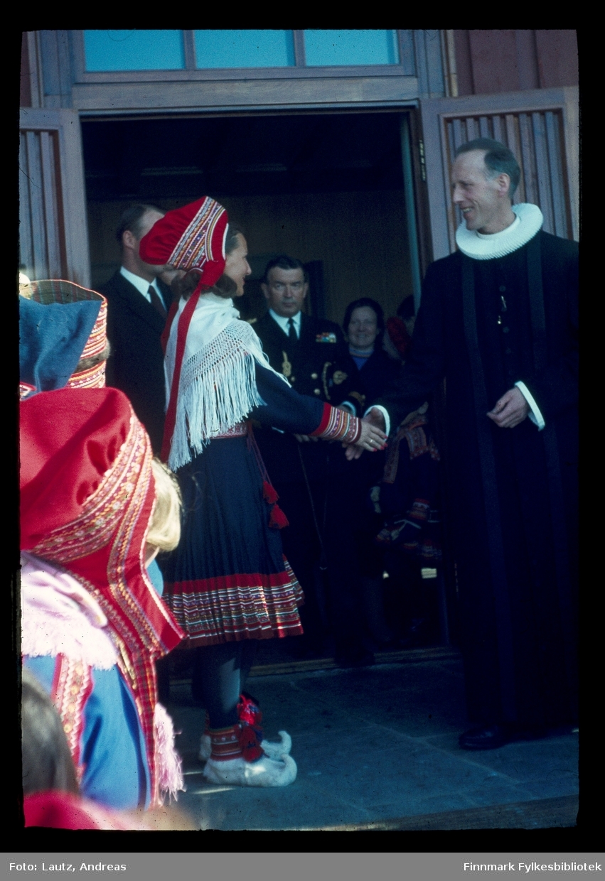 Kautokeino i 1969. Kronprinsparets besøk (nåværende kong Harald og dronning Sonja). Gudstjeneste. Sokneprest Gunnar Bøe.