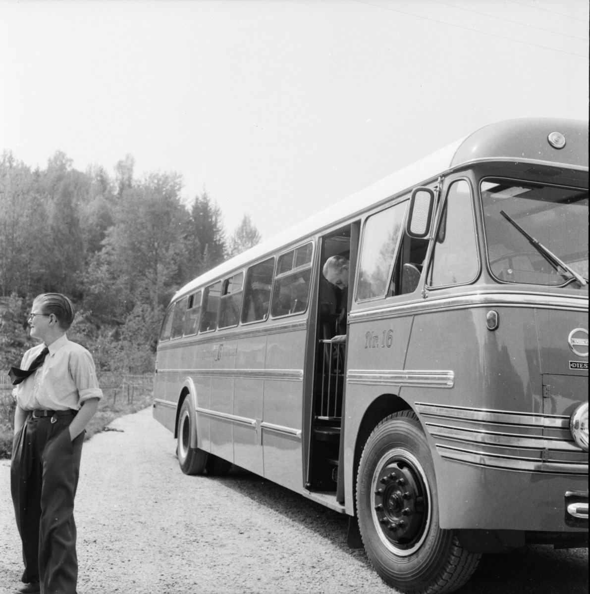 Vardens arkiv. "Ødegårdens nye kontinentalbuss"  30.05.1954