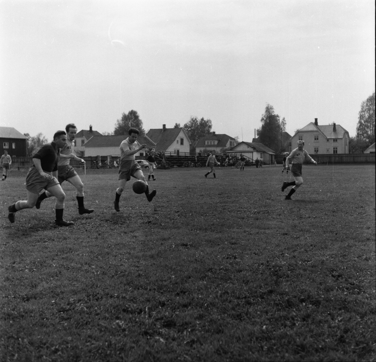 Vardens arkiv. "Bedriftscupen på Banejordet. Finalen mellom E.S - NEBB  1-0"  22.05.1954