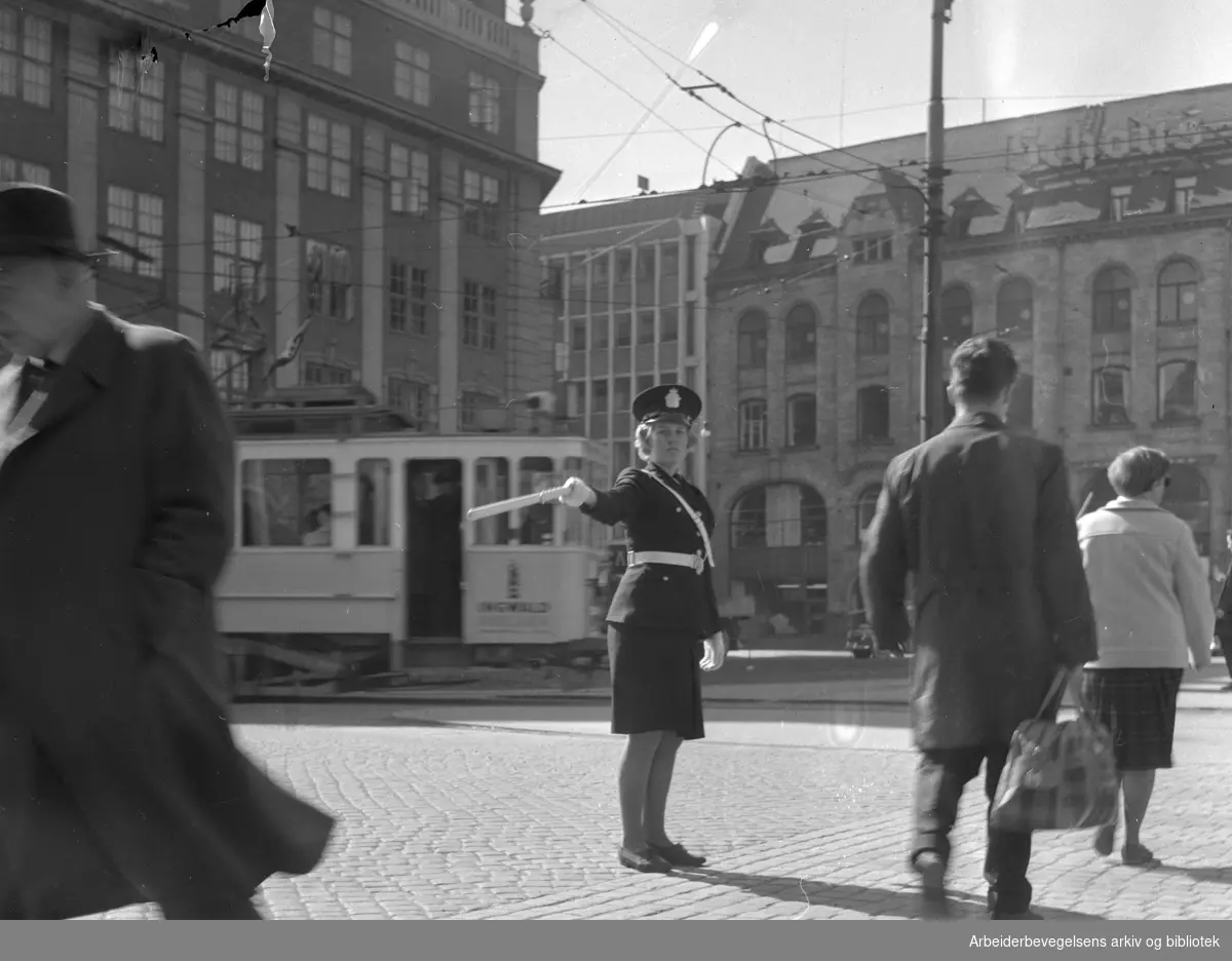 Kvinnelig politikonstabel dirigerer trafikk på Jernbanetorget. Første halvdel av 1960-tallet.