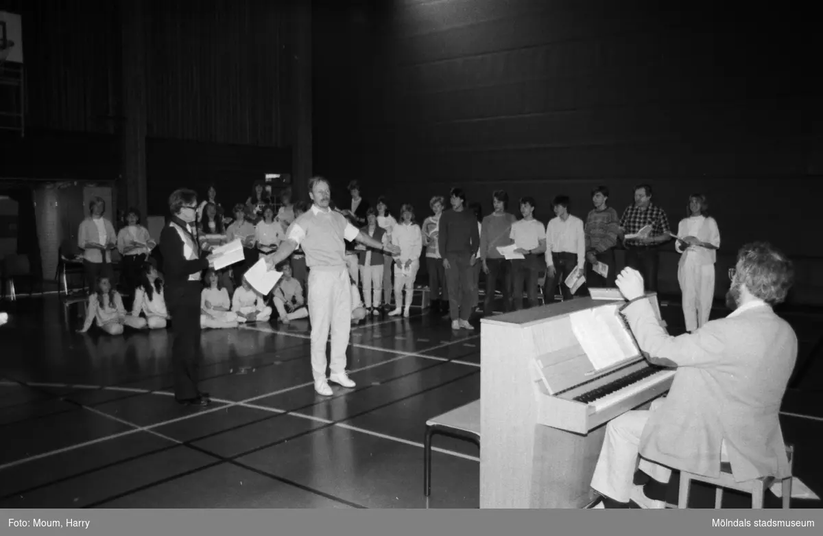 Temavecka på Ekenskolan i Kållered, år 1984. Repetition av musikalen Joseph. "Jan Ivar Blixt vid pianot instruerar kör och dansare."

För mer information om bilden se under tilläggsinformation.