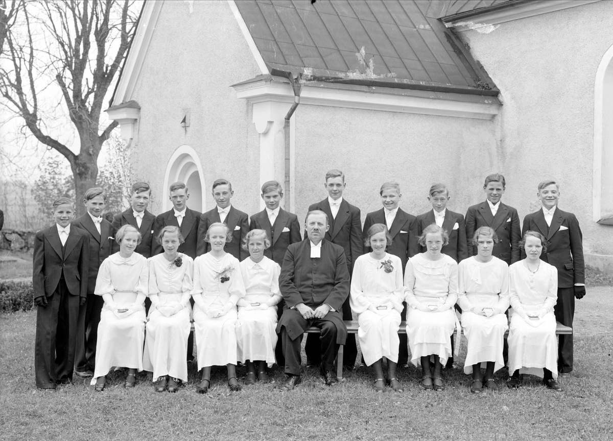 Konfirmander vid Skogs-Tibble kyrka, Uppland 1937