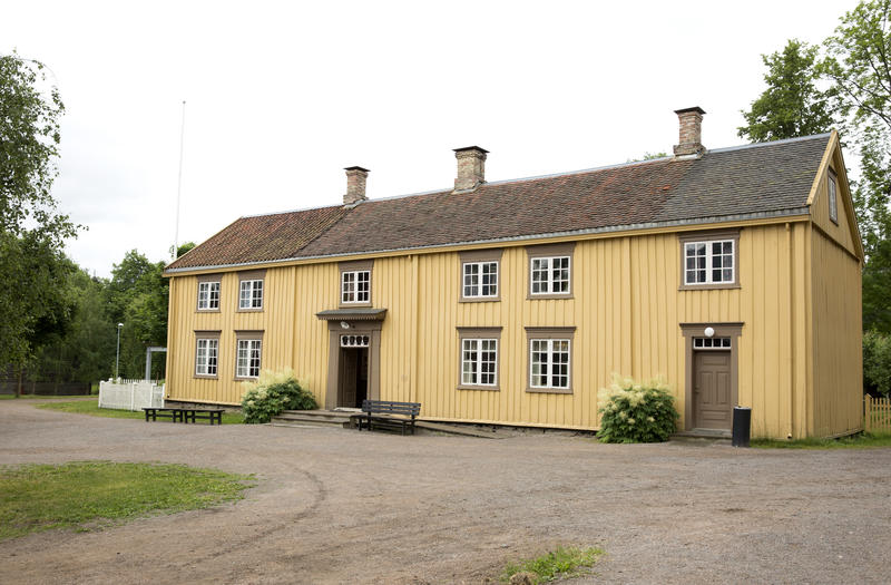 Gult gårdshus fra Stiklestad (Foto/Photo)