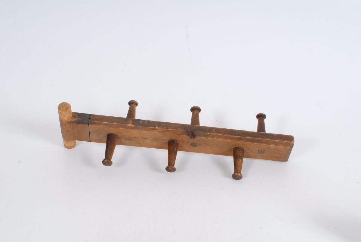 Form: planke med knaggtapper på begge sider

