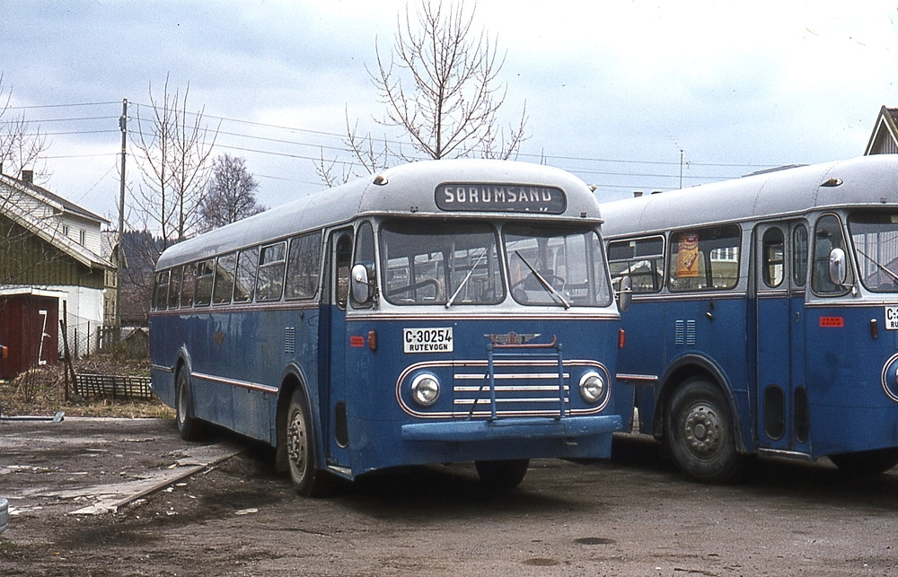 En av NSB Bilruters busser på Bjørkelangen, kjennemerke C-30254.