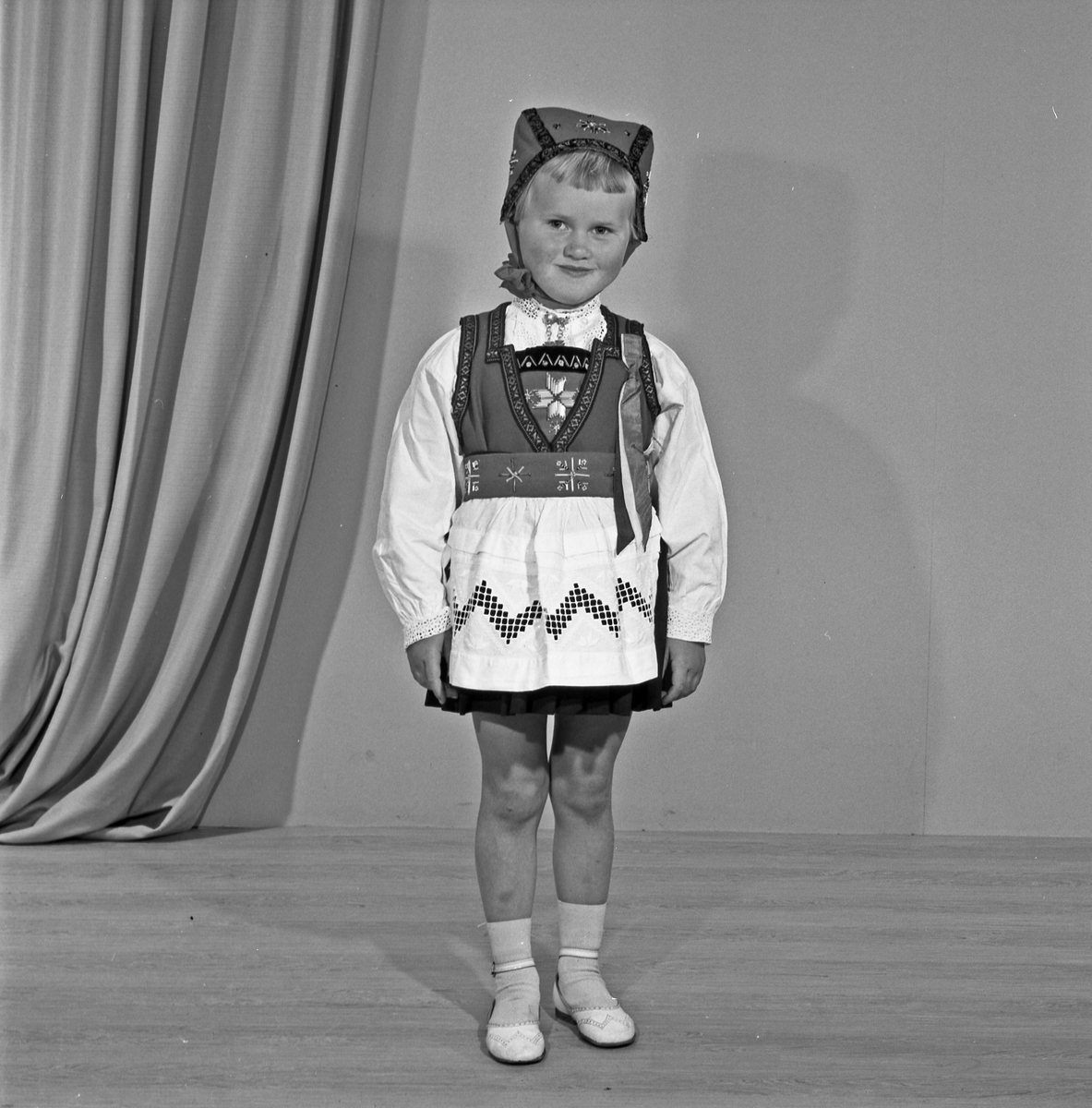 Portrett ung jente i bunad - bestiller Kjersti Bærøy