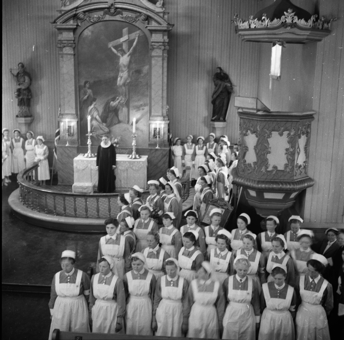 Vardens arkiv. "Prosesjon og gudstjeneste til minne om Florence Nightingale i Porsgrunn"  12.05.1954