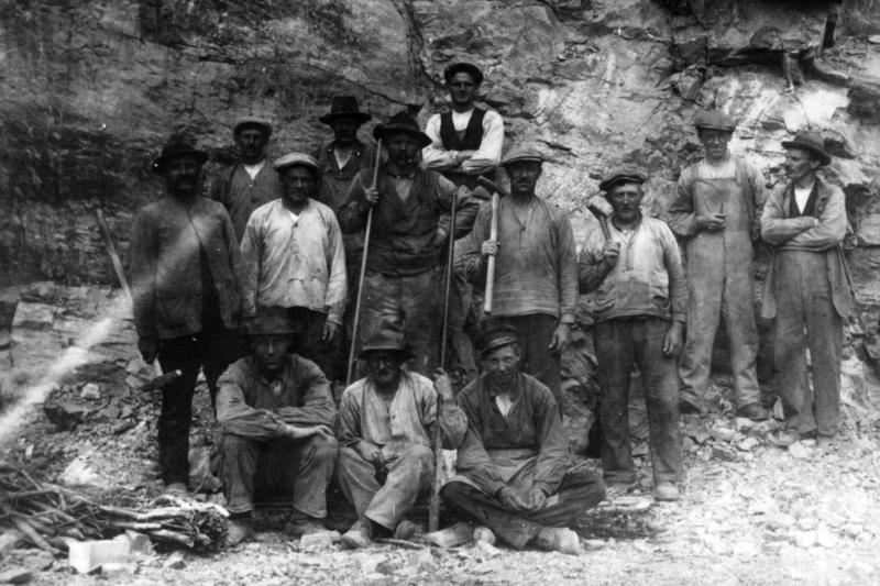 Svart-hvitt bilde av arbeidere