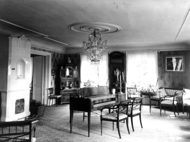 Savrt-hvitt bilde av en møblert stue fra 1954.
