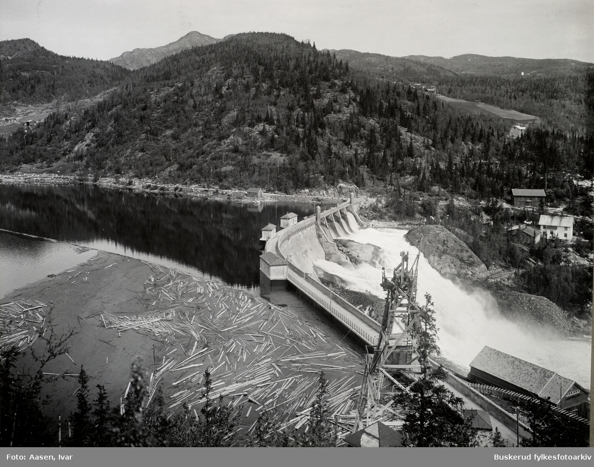 Tunhovd demningen
I 1915 begynte arbeidet med å demme opp Tunhovdfjorden, dammen ble ferdigstilt i 1920.