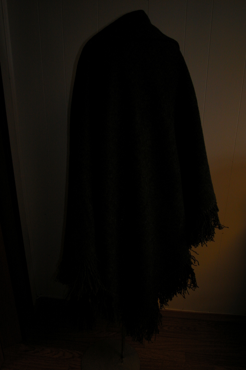 Sjalet er samansydd av to vevbredder, falda rundt og sydd saman med mørkegrått ullgarn. Isette frynser av mørkegrått, heimespunne ullgarn.